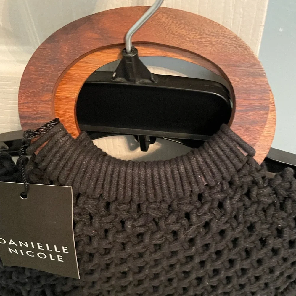 NWT Danielle Nicole. Lack weave bag, purse with wooden handles and strap - Picture 7 of 9